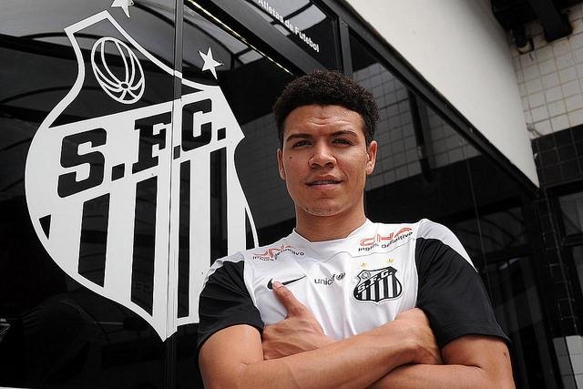 Ex-atacante do Inter assina com Santos 