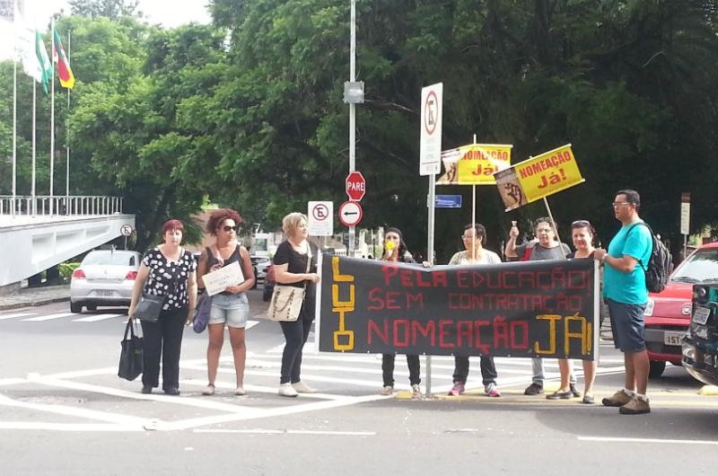 Pequeno grupo de professores marcou presen&ccedil;a do lado de fora do Piratini