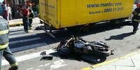 Motociclista se chocou contra o caminhão e morreu na hora