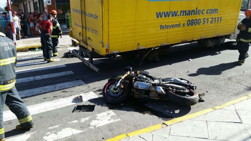 Motociclista se chocou contra o caminh&atilde;o e morreu na hora