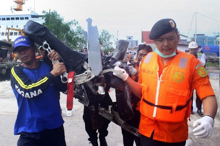 Mergulhadores chegam a fuselagem de avi&atilde;o da AirAsia