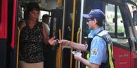 Campanha incentiva uso do cinto em lotações de Porto Alegre