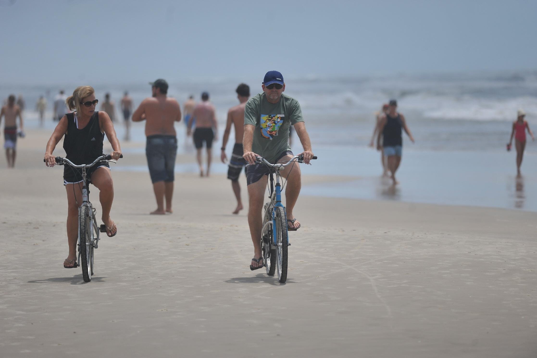 Pedalar na beira da praia &eacute; um dos programas dos veranistas