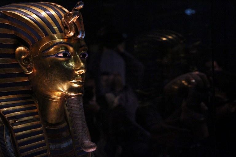 Tra&ccedil;os de cola teriam sido deixados na barba da m&aacute;scara de Tutankhamon 