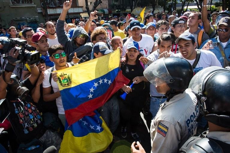Passeata re&uacute;ne milhares de venezuelanos contra crise