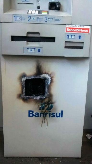 Criminosos arrombaram um caixa eletr&ocirc;nico