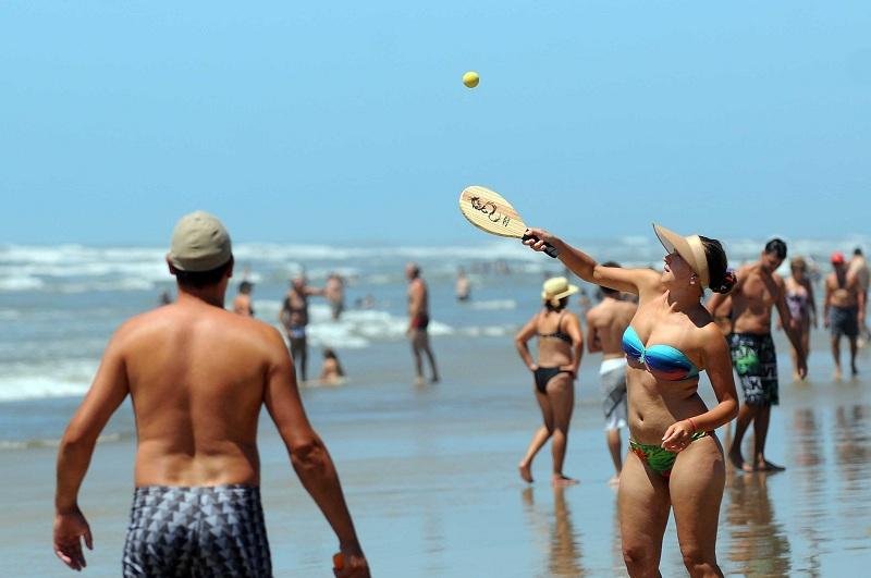Mais um dia de praia, com calor no Litoral