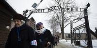 Sobreviventes chegam ao campo de concentração de Auschwitz