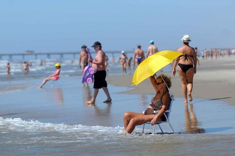 Guarda-sol foi alternativa para aguentar o calor
