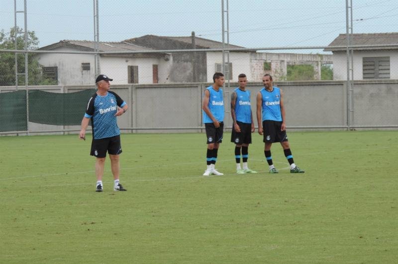Felip&atilde;o orienta o posicionamento dos jogadores