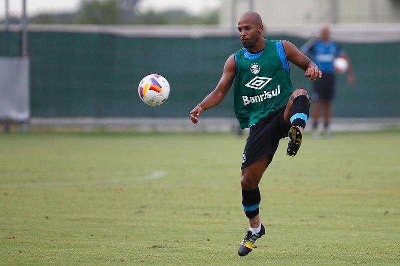 Fellipe Bastos acerta perman&ecirc;ncia no Gr&ecirc;mio at&eacute; o fim da temporada
