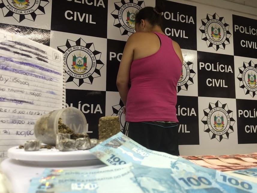 Uma mulher de 33 anos foi presa durante a&ccedil;&atilde;o em frente a uma escola na Vila Cruzeiro