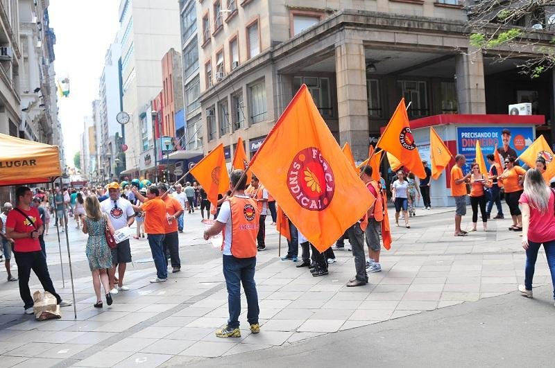 For&ccedil;a Sindical realiza protesto na Esquina Democr&aacute;tica, em Porto Alegre