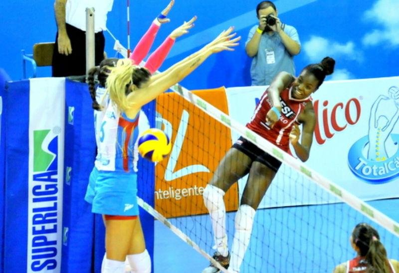 Jogadora da Sele&ccedil;&atilde;o Feminina de V&ocirc;lei disse nunca ter pensado em passar por isso em sua vida