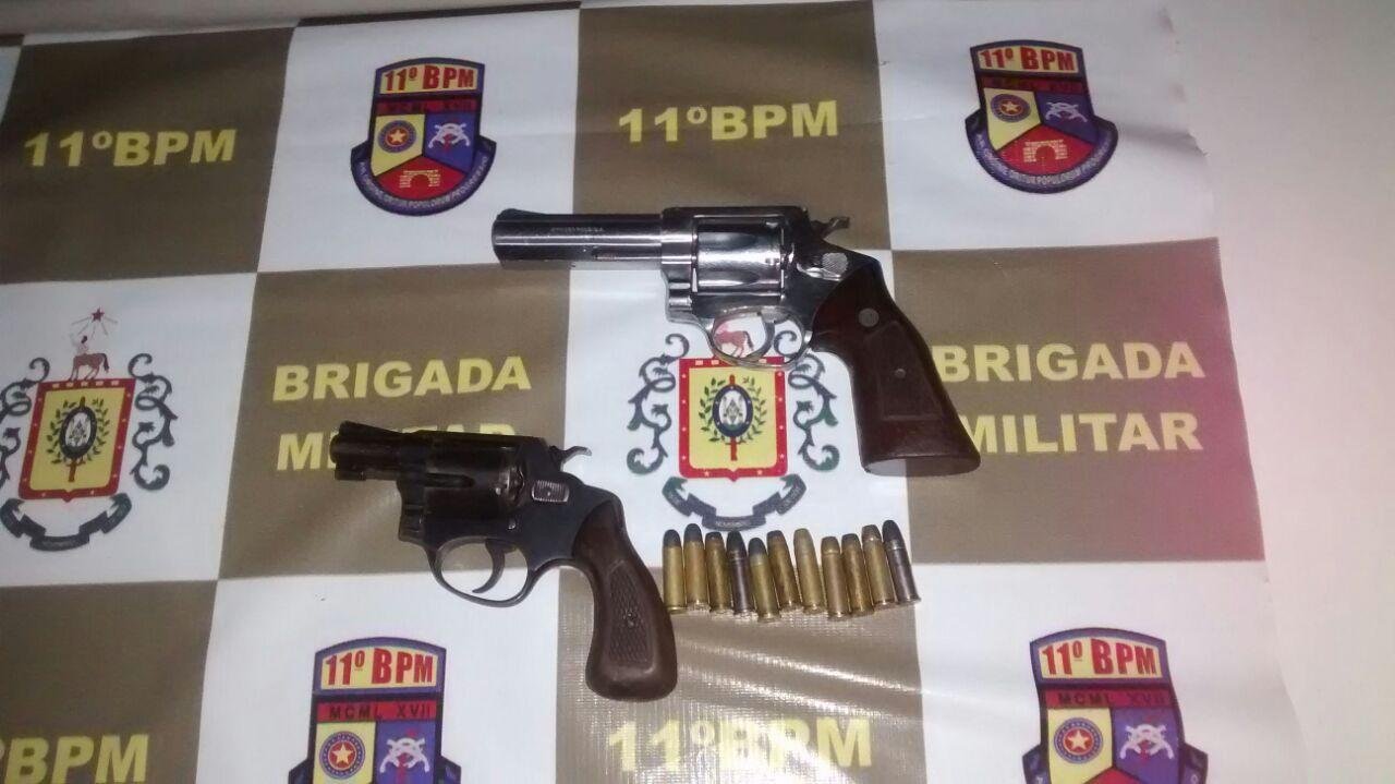 Dois rev&oacute;lveres foram apreendidos