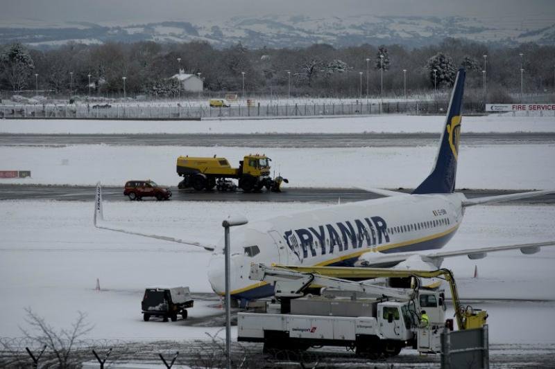 Neve na Gr&atilde;-Bretanha fecha escolas e provoca suspens&atilde;o de voos