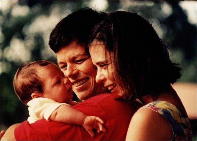 C&aacute;ssia com o filho rec&eacute;m-nascido Chic&atilde;o, que d&aacute; o seu depoimento no longa