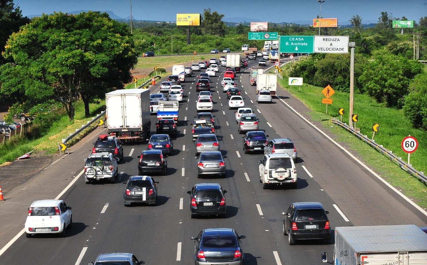 Cerca de 114 mil ve&iacute;culos devem seguir pela rodovia neste fim de semana