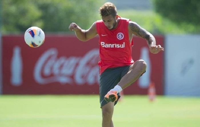 Centroavante ganhar nova oportunidade com aus&ecirc;ncia de Nilmar