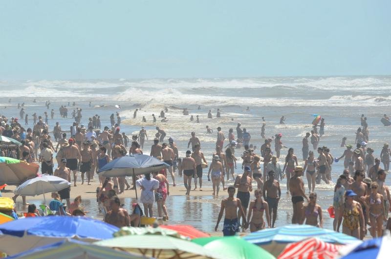 Praia de Cap&atilde;o da Canoa ficou lotada neste domingo