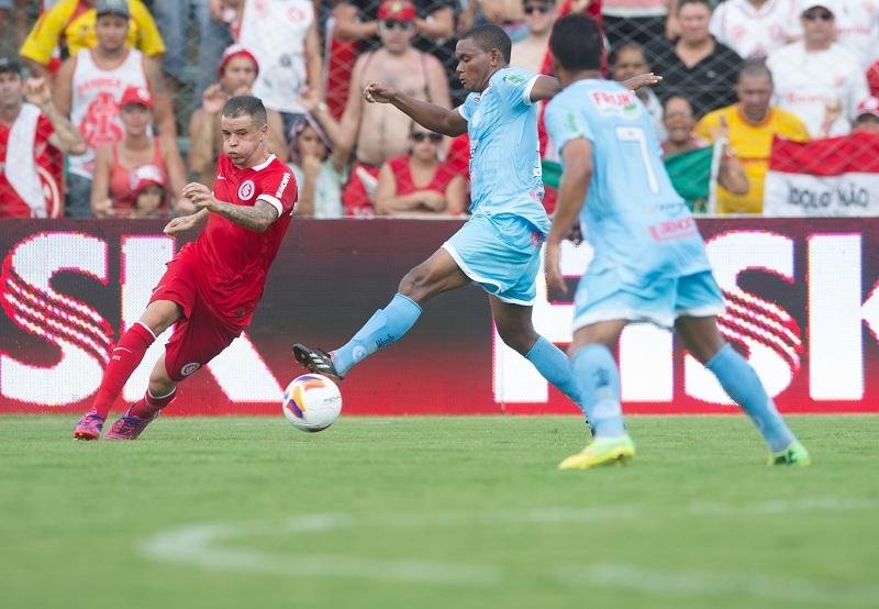 D&acute;Alessandro tenta se livrar da marca&ccedil;&atilde;o com um drible