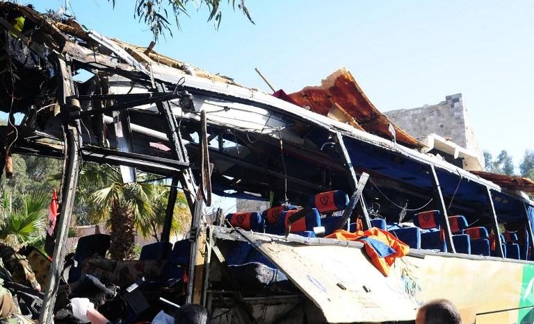Pelo menos nove pessoas morreram e outras 20 ficaram feridas na explos&atilde;o de um &ocirc;nibus no centro da capital s&iacute;ria