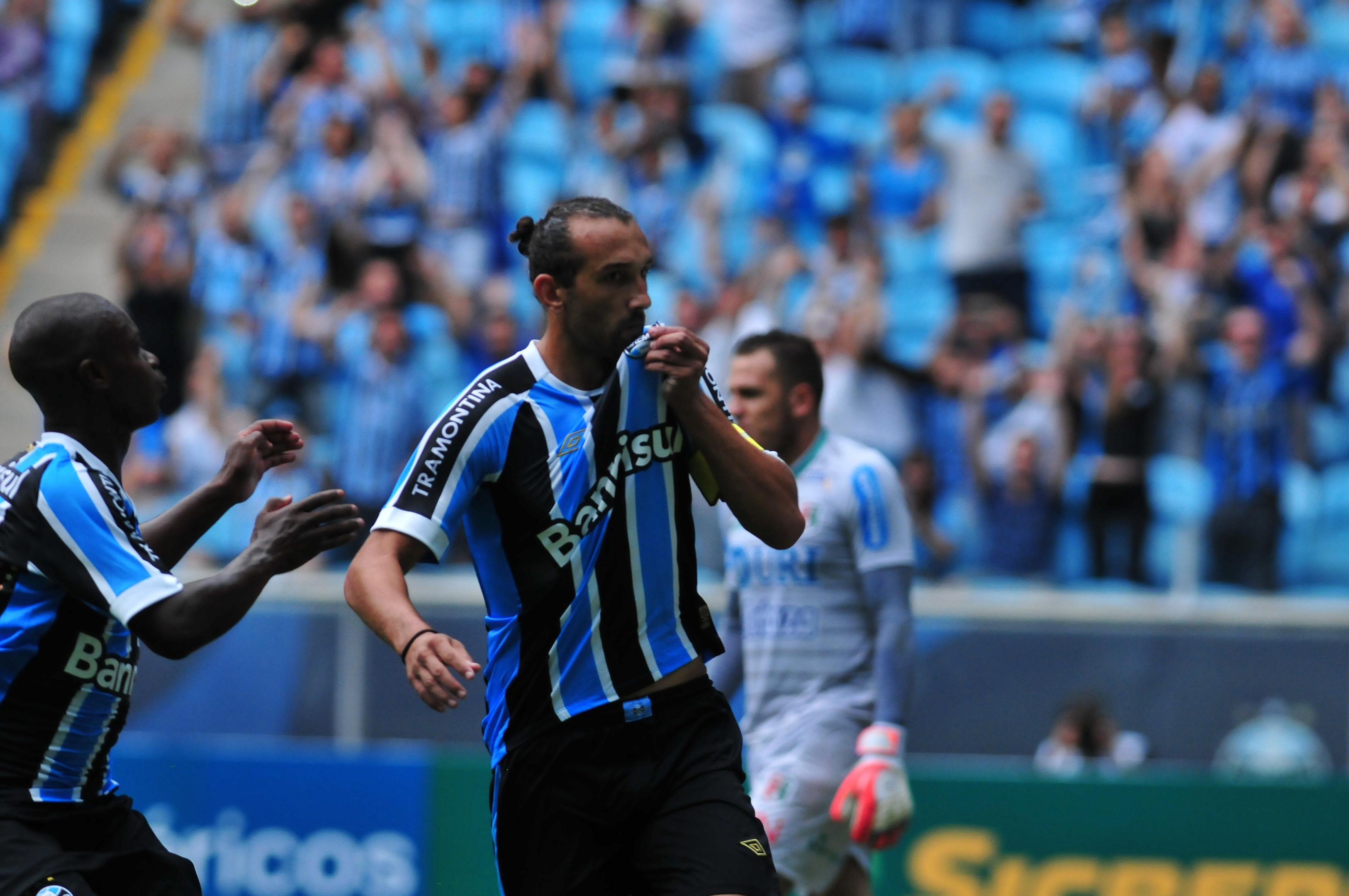 Folha salarial do Gr&ecirc;mio ganhar&aacute; al&iacute;vio com sa&iacute;da de Barcos 