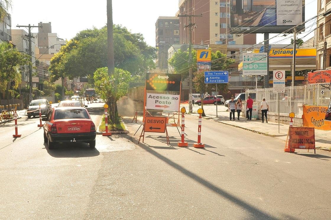 Rua Jos&eacute; de Alencar tem bloqueio por conta de obra do DEP 