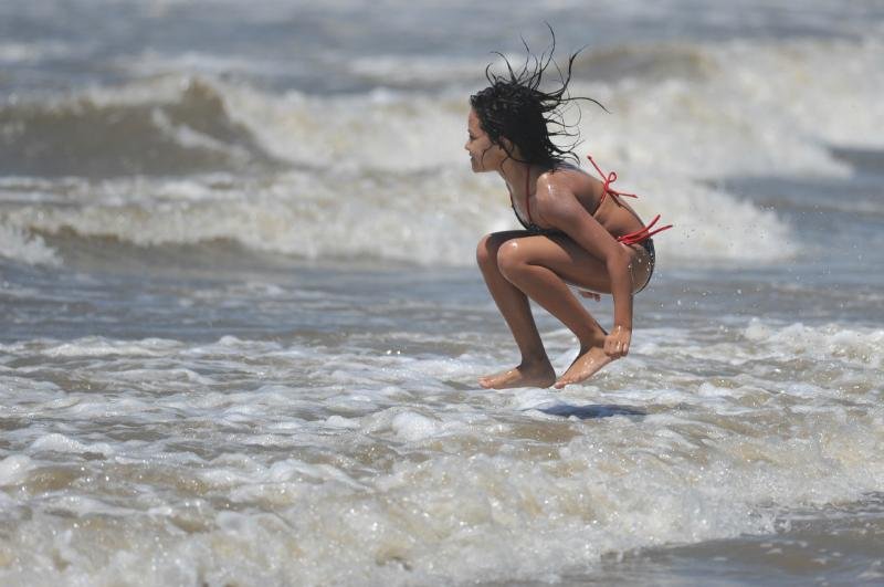 Crian&ccedil;as aproveitaram para se refrescar no mar limpo