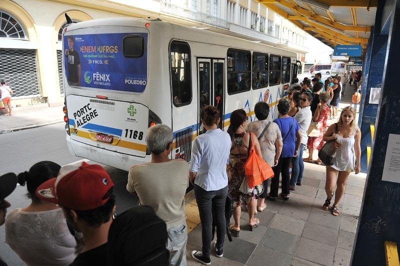 Passageiros relatam dificuldades com a tabela de ver&atilde;o dos &ocirc;nibus de Porto Alegre