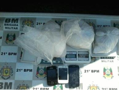 Foram encontrados 3kg de coca&iacute;na, balan&ccedil;as e celulares com os menores