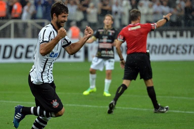 Corinthians venceu com facilidade e est&aacute; pr&oacute;ximo da fase de grupos