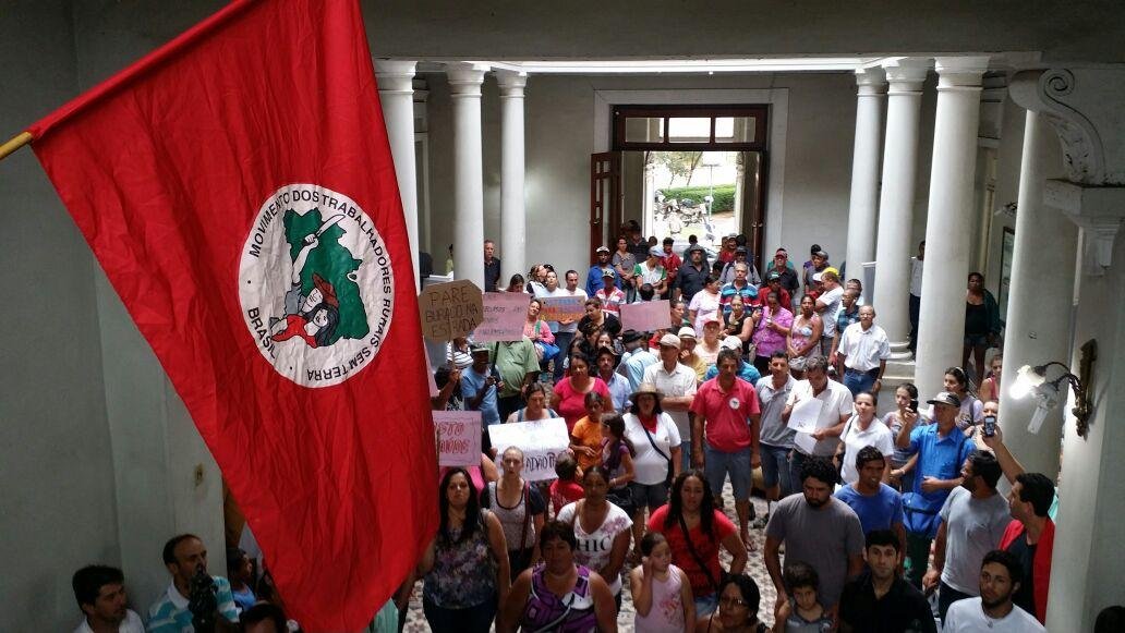 Cerca de 250 pessoas pretendem acampar no pr&eacute;dio p&uacute;blico da cidade
