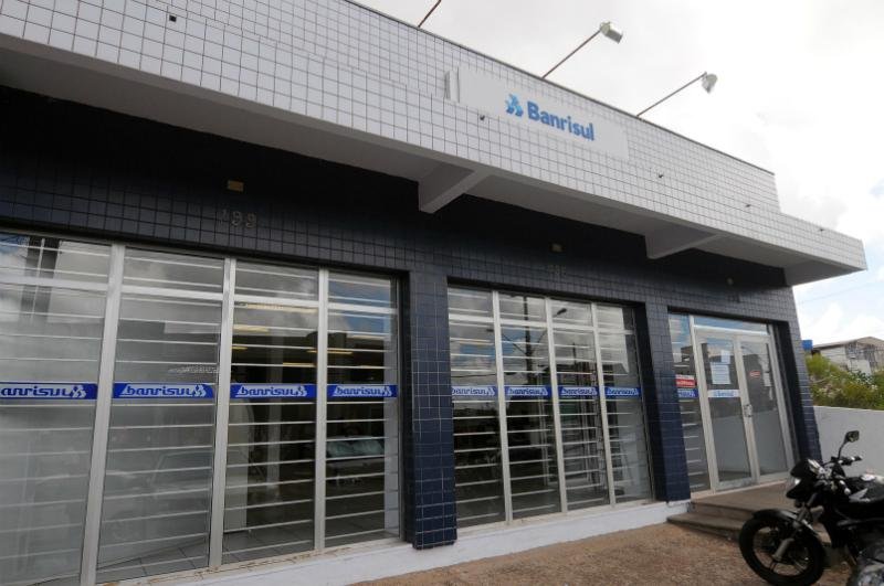 Homens fugiram em um ve&iacute;culo Nissan Sentra prata pela ERS 020