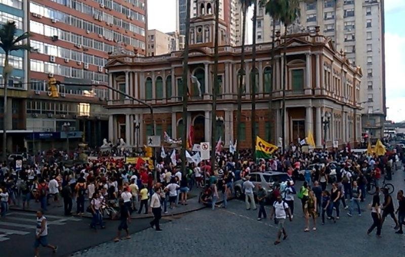 Caminhada dos manifestantes terminar&aacute; no Largo Zumbi dos Palmares 