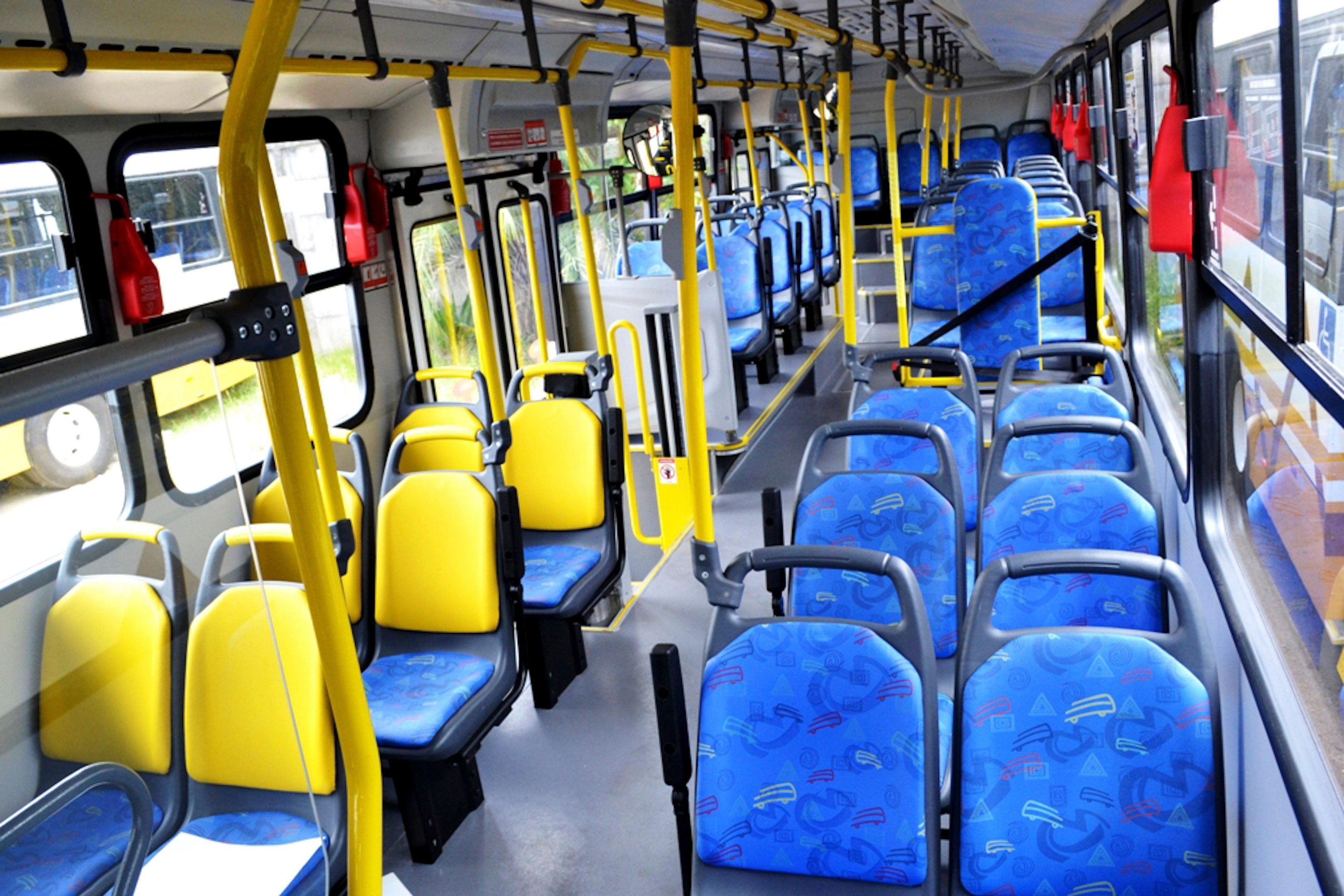 Ve&iacute;culos tem ar-condicionado e c&acirc;mbio autom&aacute;tico