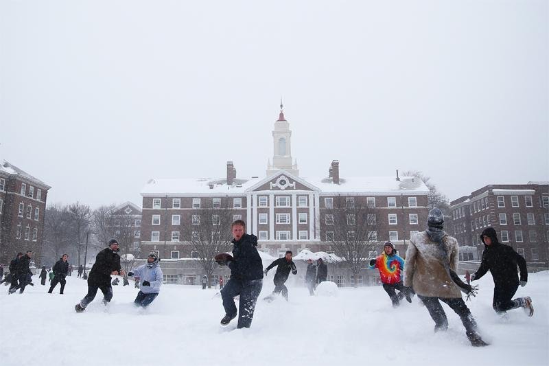 Harvard pro&iacute;be rela&ccedil;&otilde;es "sexuais ou rom&acirc;nticas" entre professores e alunos