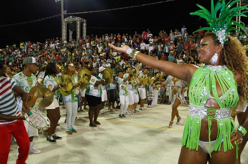 Um total de 16 escolas participam dos desfiles no Samb&oacute;dromo 