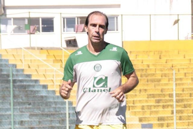 Paulo Baier assina contrato na frente da torcida do Ypiranga em Erechim