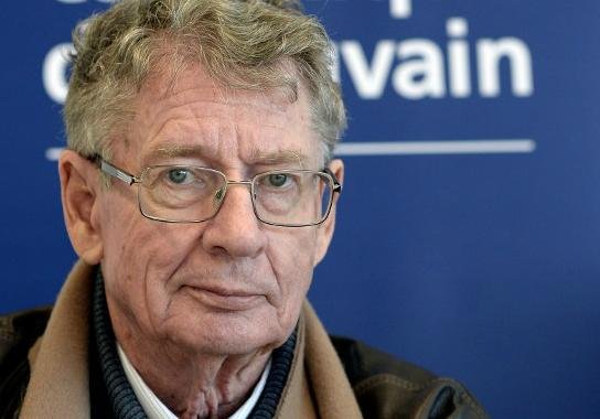 Ele era membro do "Die Sestigers", um movimento liter&aacute;rio que se opunha &agrave; pol&iacute;tica do apartheid