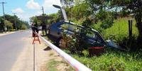 Carro invade parada de ônibus e mata mulher em Porto Alegre
