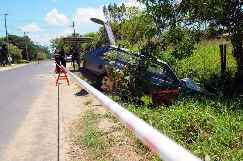 Carro invade parada de &ocirc;nibus e mata mulher em Porto Alegre