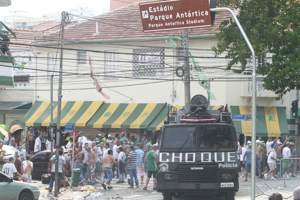 Torcedores e policiais entram em confronto antes de cl&aacute;ssico paulista