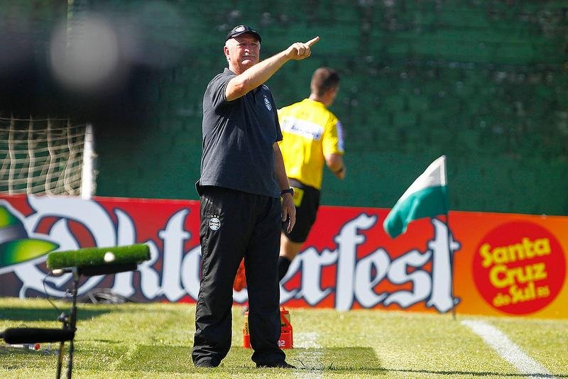 Tricolor bateu o lanterna por 3 a 1 e assumiu a lideran&ccedil;a do Gauch&atilde;o