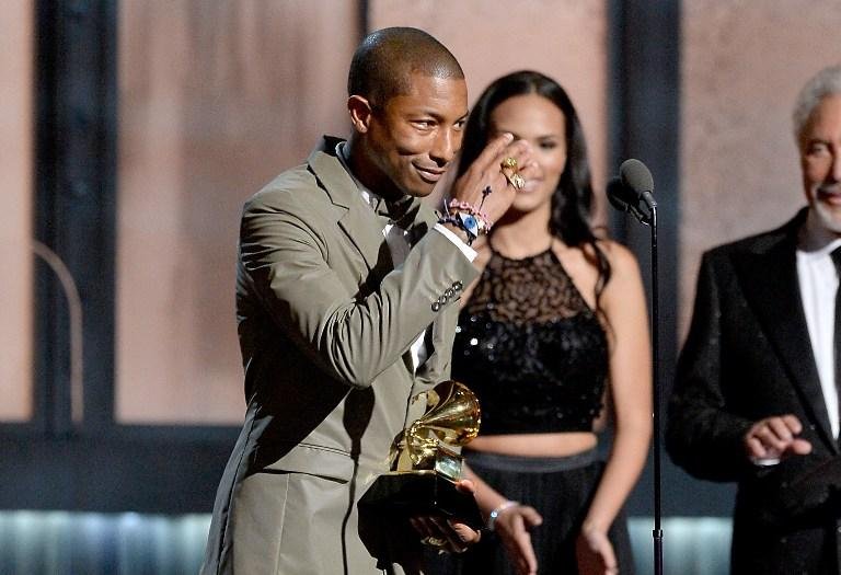 Pharrell Williams levou tr&ecirc;s gramofones dourados para casa 