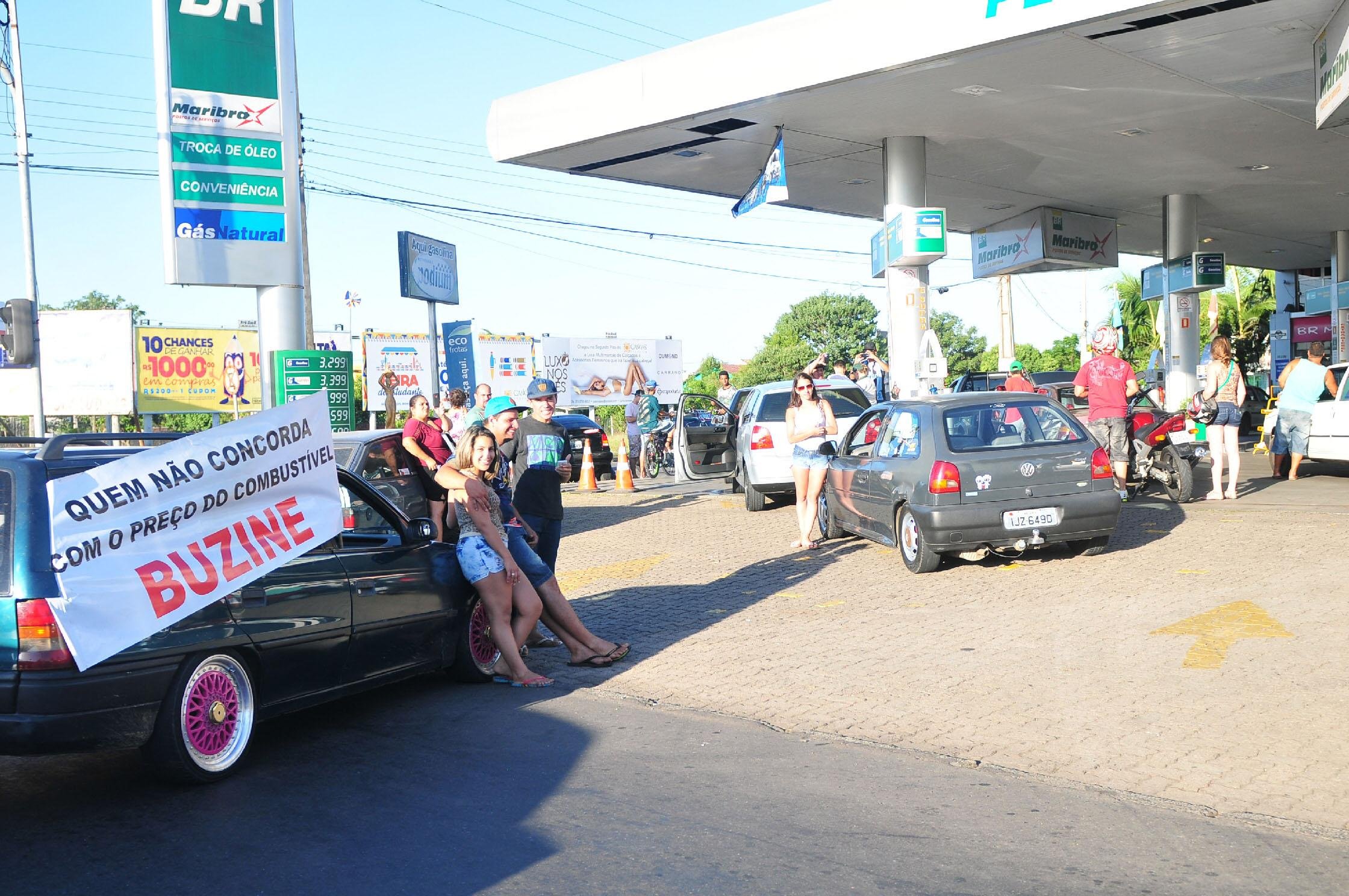 Manifestantes fizeram filas nas bombas, exigindo nota