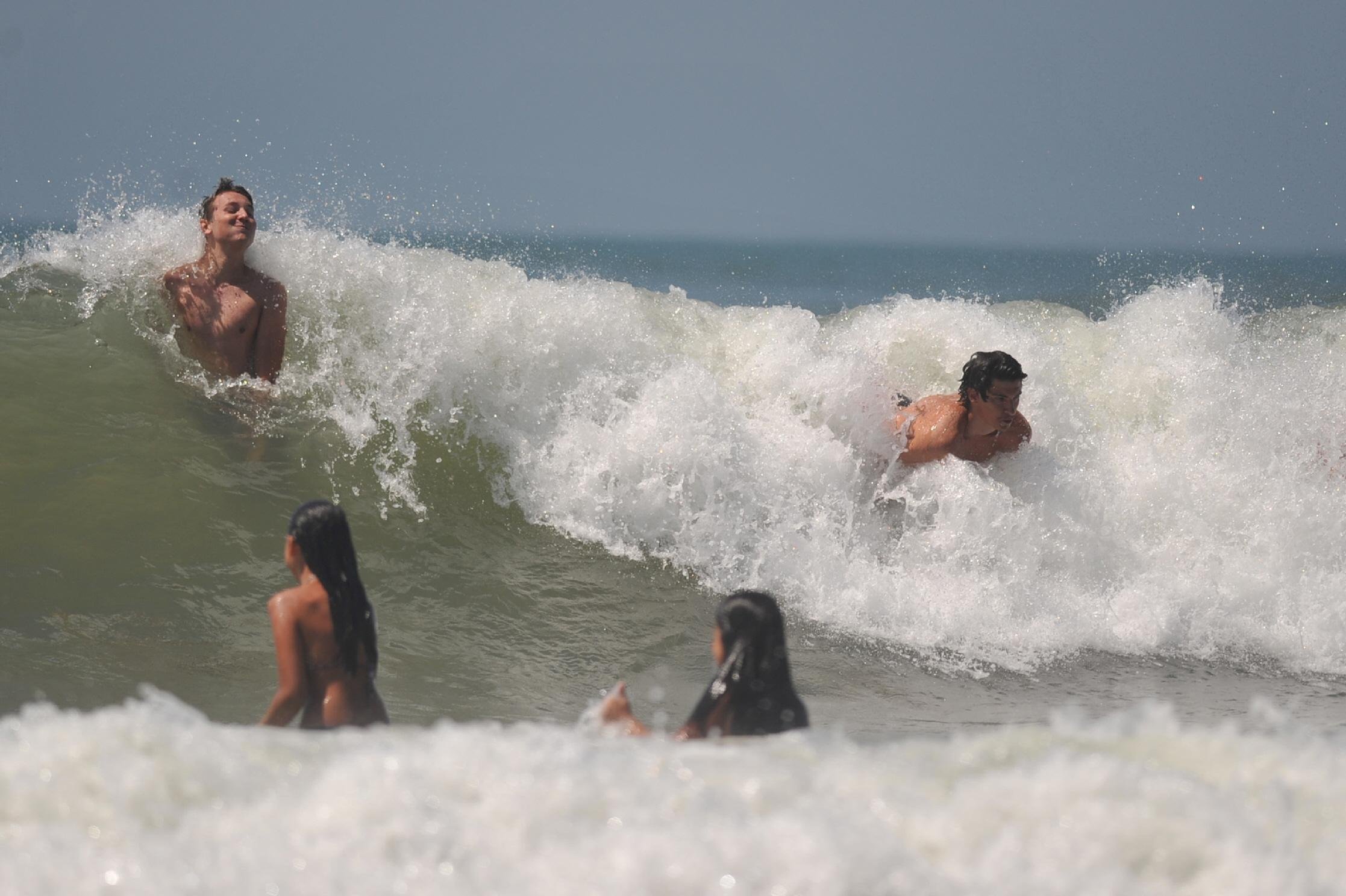 Calor&atilde;o vai instigar mergulhos no come&ccedil;o do dia nas praias
