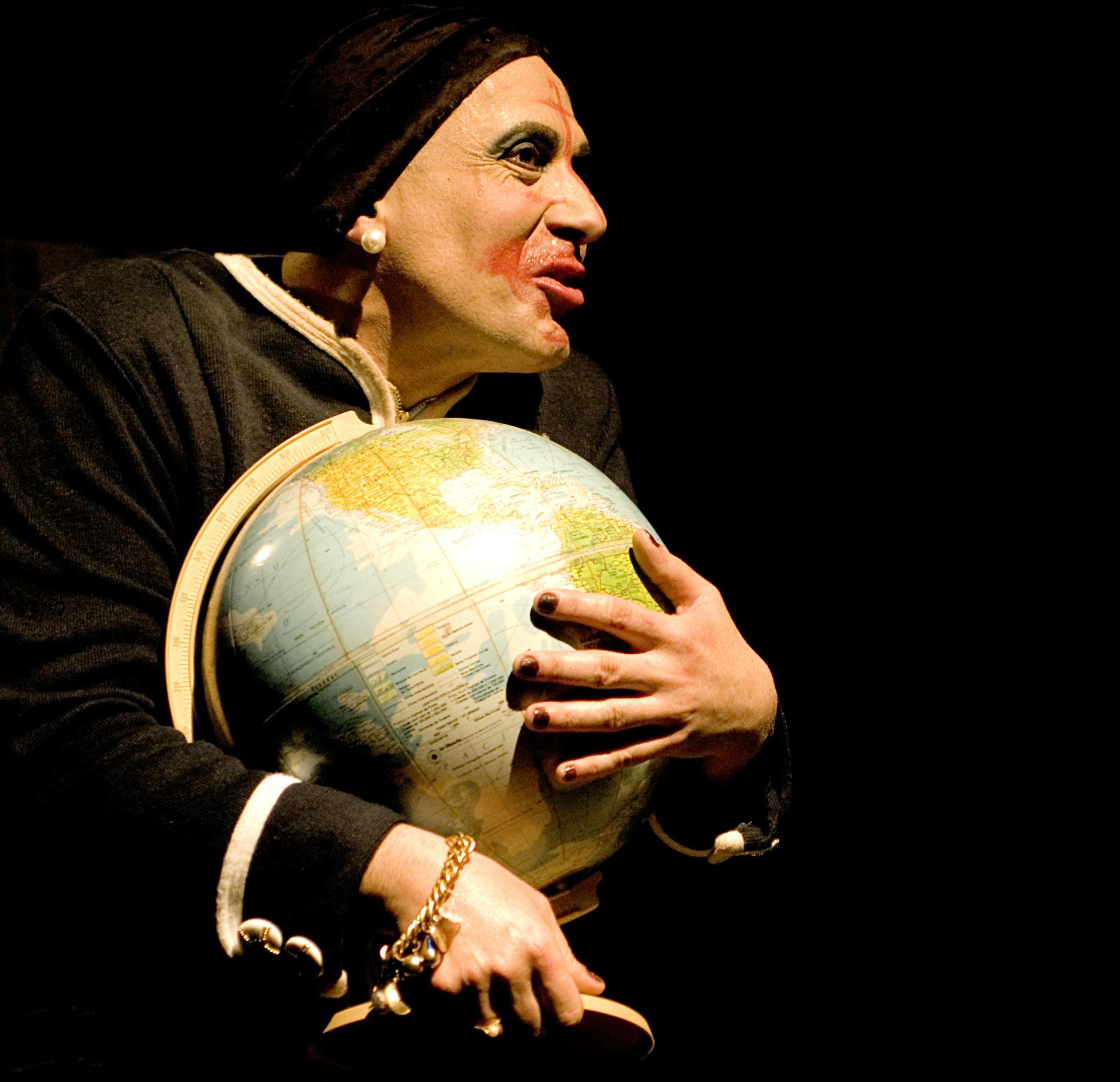 Renato Del Camp&atilde;o encarna professora nada ortodoxa no Teatro do Sesc 