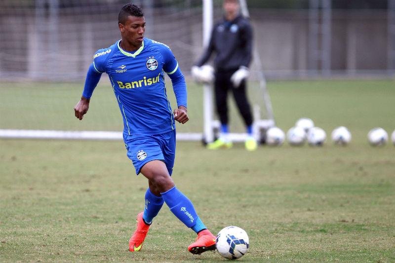 Voo de Walace atrasa e volante se apresenta hoje ao Gr&ecirc;mio 