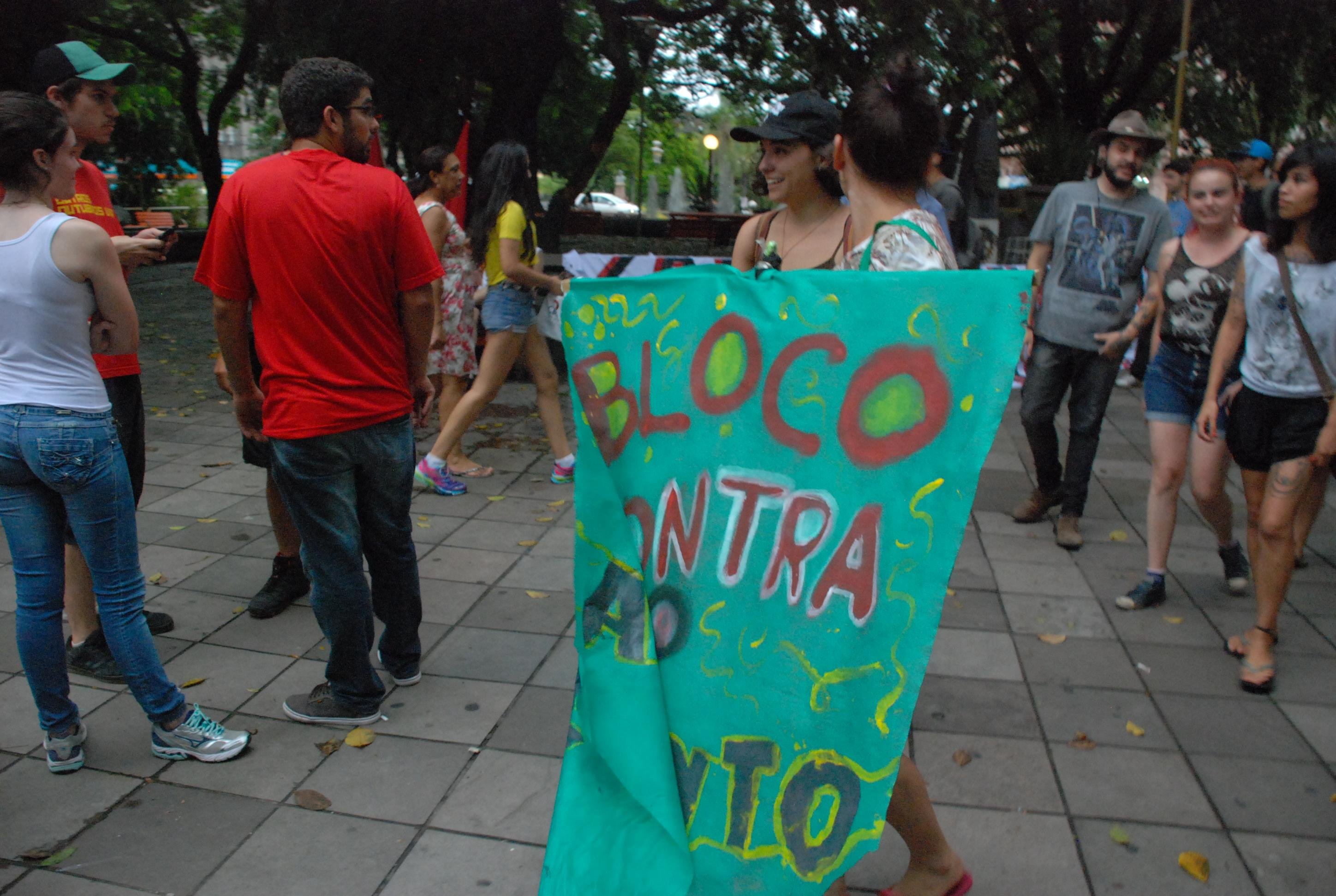 Manifestantes protestam contra aumento da passagem em Santa Maria